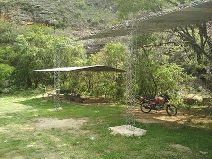 bushcamp ao lado de um riacho, pucarillo
