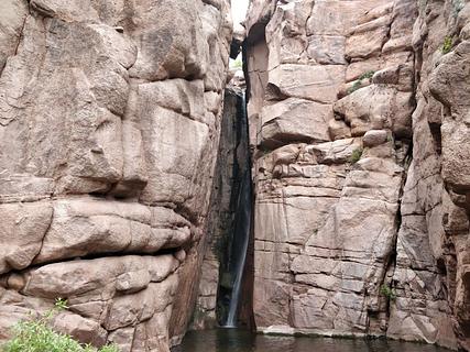 Cachoeira do deserto de 20 m - Cola de la Novia