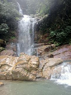 Cachoeira e estacionamento