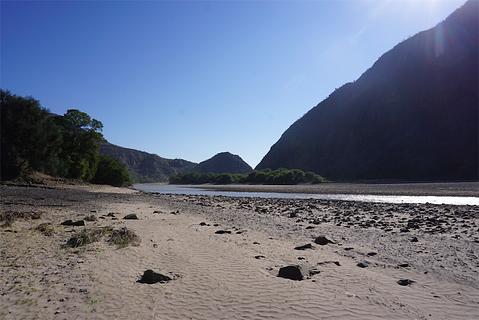 Camping à beira do rio na praia