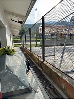Camping no pátio/campo de futebol