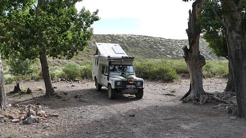 Camping com sombra perto do riacho