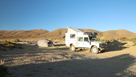 campo ao lado da rodovia fora de Uyuni