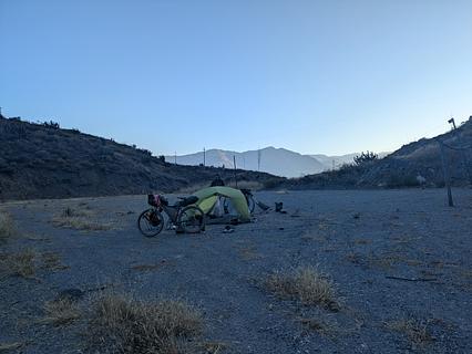 Campo de futebol isolado para ciclistas