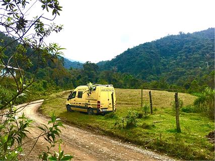Campo de futebol sem uso na estrada para Jardín