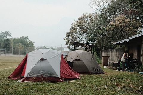 Campo de futebol com vista