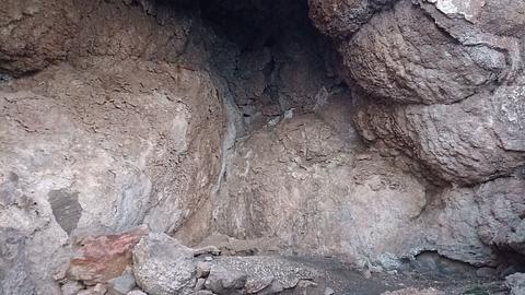 Caverna abrigada na ilha Mogli