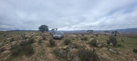 Colina no topo entre rochas e árvores