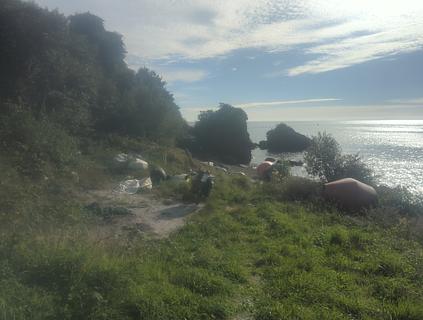 Com oceano e pequeno rio
