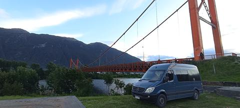 Debaixo do início da ponte