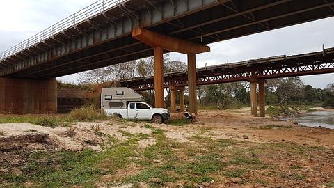 debaixo da ponte sobre o rio Ypane