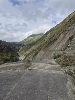 Deslizamento de terra, estrada intransitável