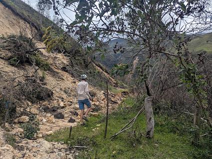 Deslizamento de terra na linda estrada de terra