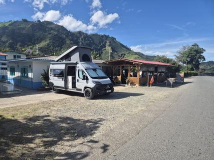El Descanso restaurante - pequeno estacionamento