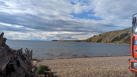 Em frente ao Lago Titicaca