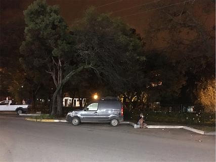 Em frente ao posto de gasolina