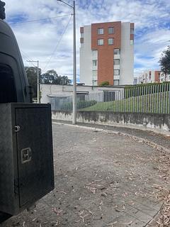 Em frente à casa de la música