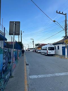 Em frente à igreja