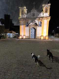 Em frente à igreja