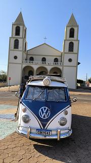 Em frente à Igreja