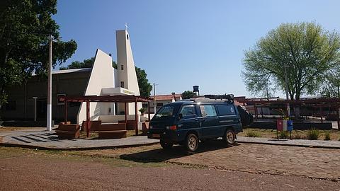 Em frente à igreja