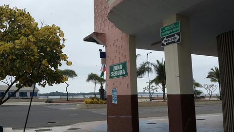 Em frente à polícia comunitária
