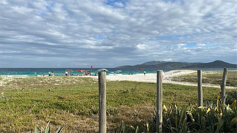 Em frente à Praia