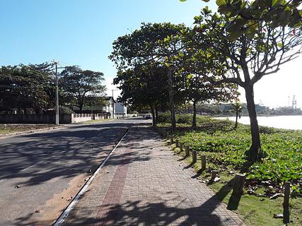 em frente à praia