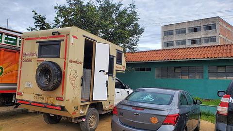 Em frente a uma delegacia de polícia