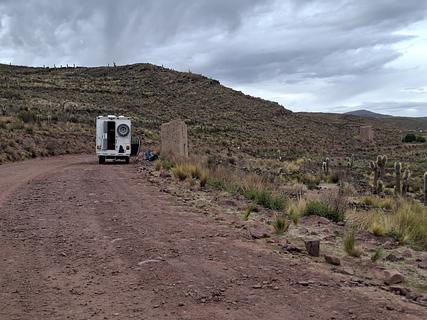 Em uma pequena estrada perto de cactos