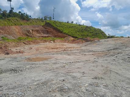 Escondido sobre a rodovia