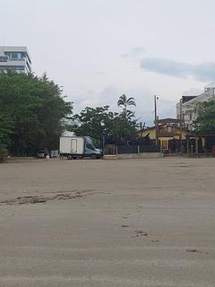 estacionamento ao lado de bar e pousada "jolly roger"