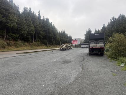 Estacionamento ao lado da estrada