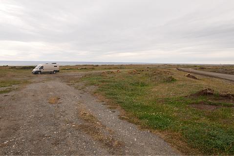 Estacionamento ao lado da estrada