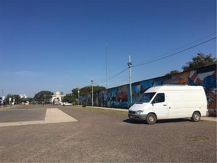 Estacionamento ao lado de food trucks