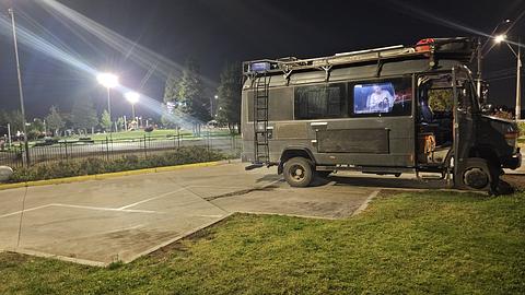 Estacionamento ao lado de Grace e da estrada