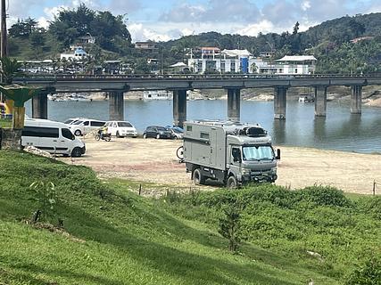 Estacionamento ao lado da ponte