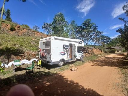Estacionamento ao lado do rio