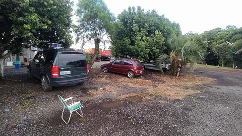 estacionamento atrás do posto de gasolina