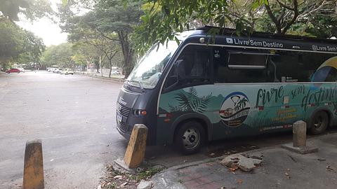 estacionamento na beira da lagoa