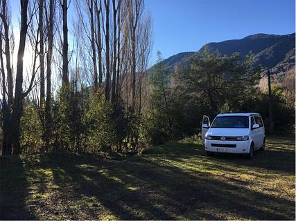 Estacionamento à beira do rio no caminho para El Cañi