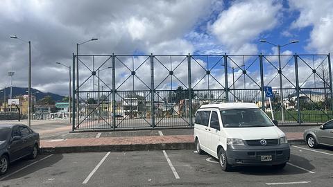 Estacionamento em campo de esportes