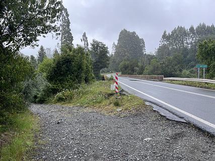 Estacionamento de cascalho e acampamento próximo
