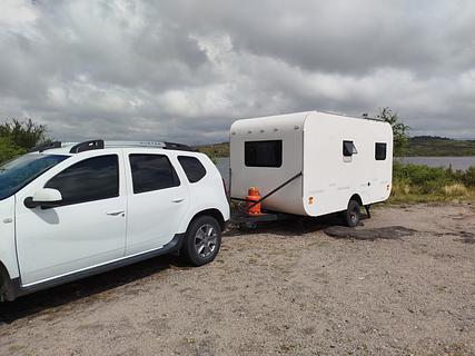 Estacionamento de cascalho ao lado do lago