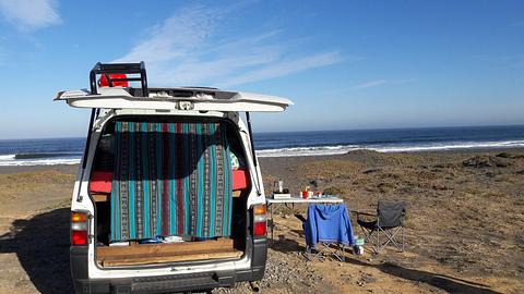 Estacionamento de cascalho na praia