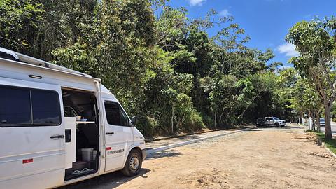 Estacionamento na entrada da cidade