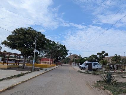 Estacionamento da escola perto do museu Tumbas de Sipán