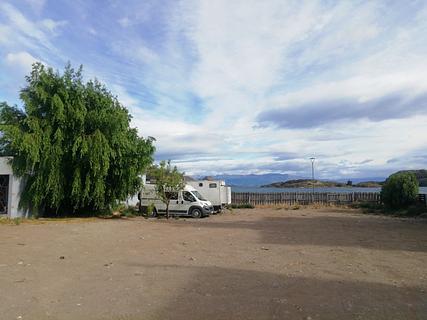 Estacionamento em frente à costa
