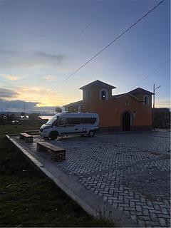 Estacionamento em Frente à Igreja