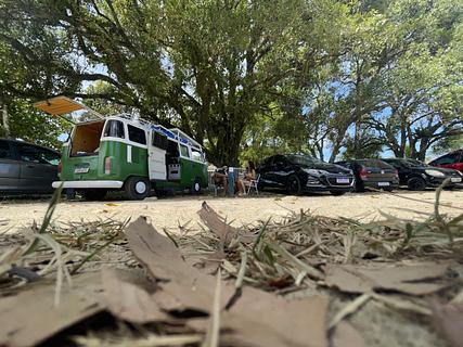 Estacionamento em frente à lagoa